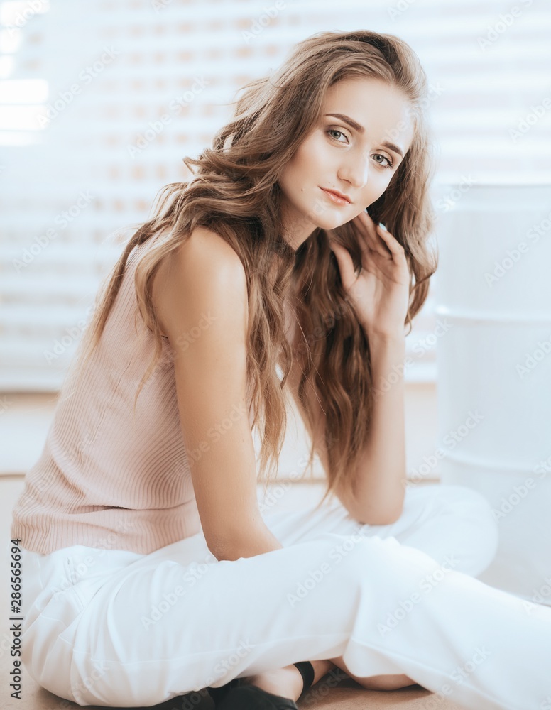 Φωτογραφία Portrait of beautiful young blonde woman with makeup in fashion clothes