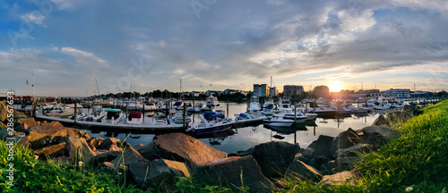 Tableau sur toile Golden hour sunset over harbor - panorama view of Harbor View, Stamford City, Co