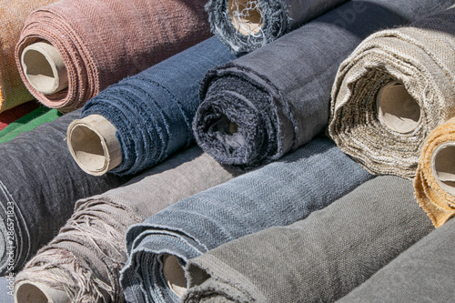 Cuadro en lienzo Rolls of linen canvas textile on market stall