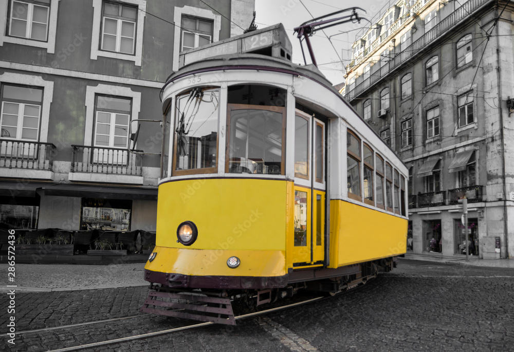 Tranvía amarillo en Lisboa