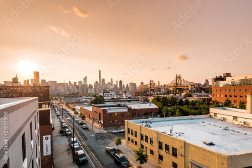 Photo Long island City, New York City/ USA - 08 21 2017: Sunset view to the Queensboro