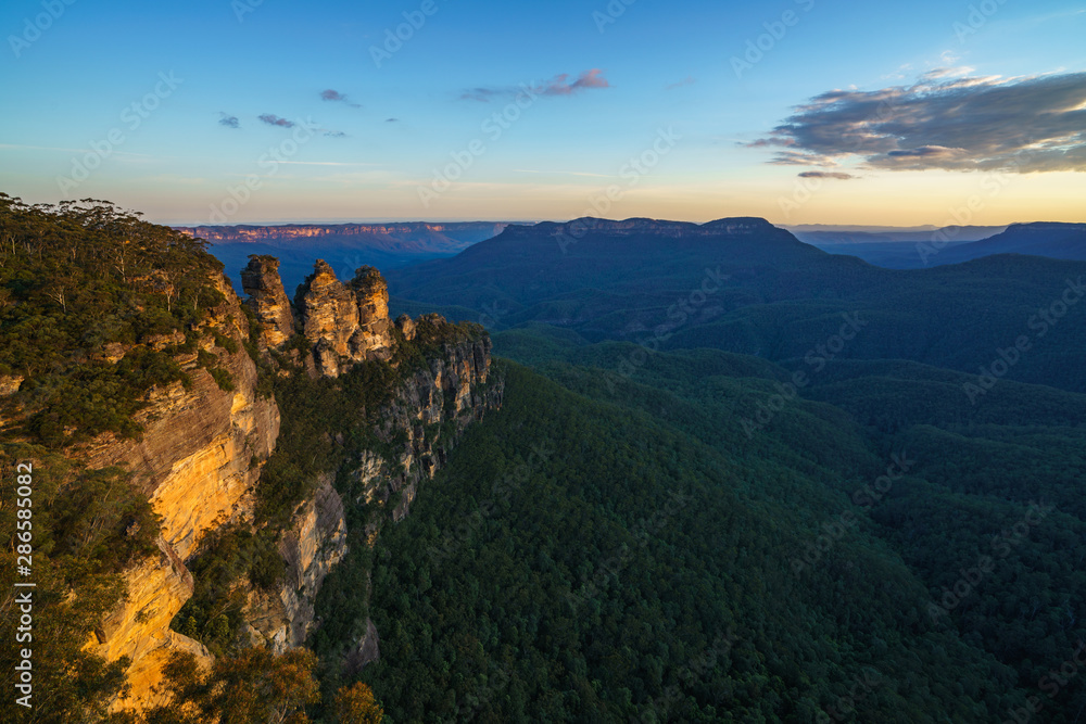 Fototapeta premium sunset at three sisters lookout, blue mountains, australia 25