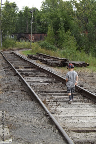 Enfant qui marche sur les rails