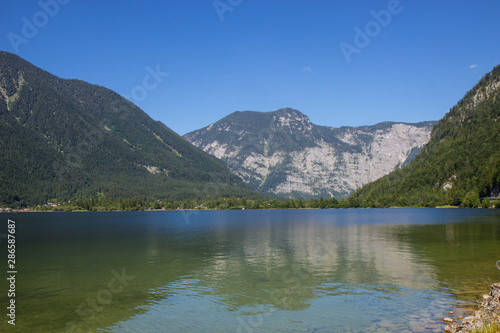 Fototapeta Naklejka Na Ścianę i Meble -  view of Hallstatter See - lake in Austrian alps