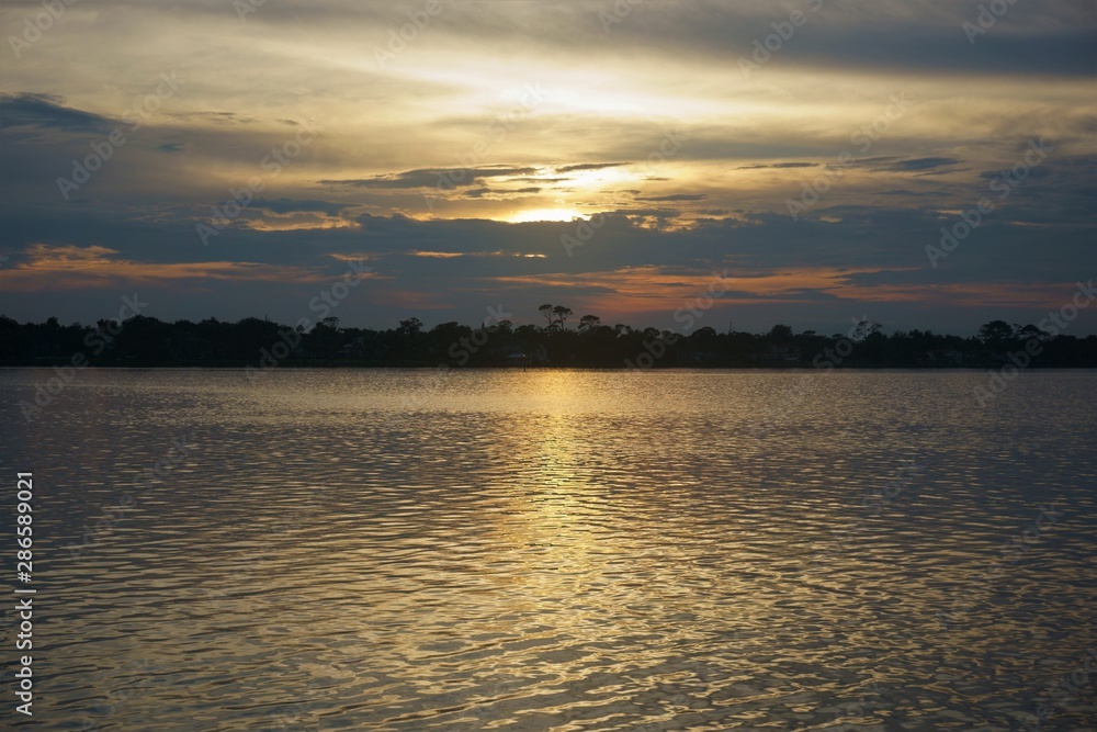 Naklejka premium sunset over river, sunset, water, sky, sun, river