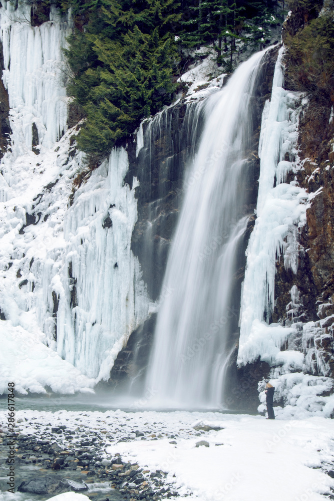 Obraz premium Franklin Falls Beautiful Frozen Waterfall in Washington State During Winter