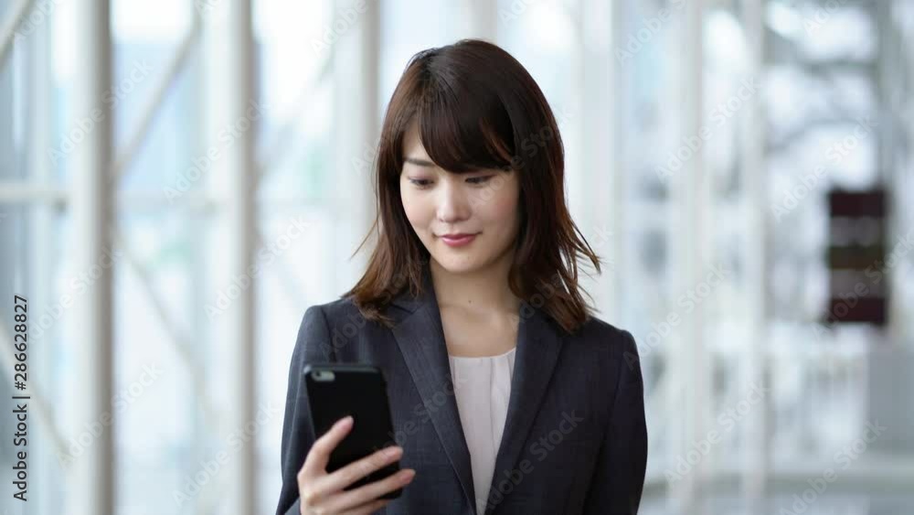 ビジネスウーマン 歩きスマホ ビジネスウーマン 歩きスマホ
