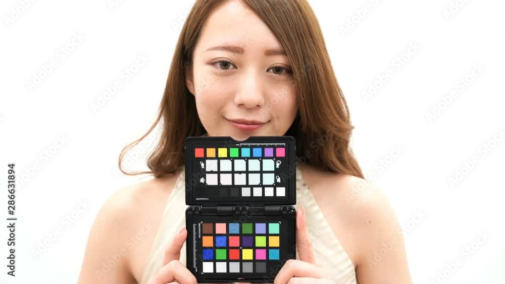 カラーチャートを持つ女性