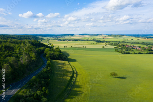 La campagne française, une route et un village.