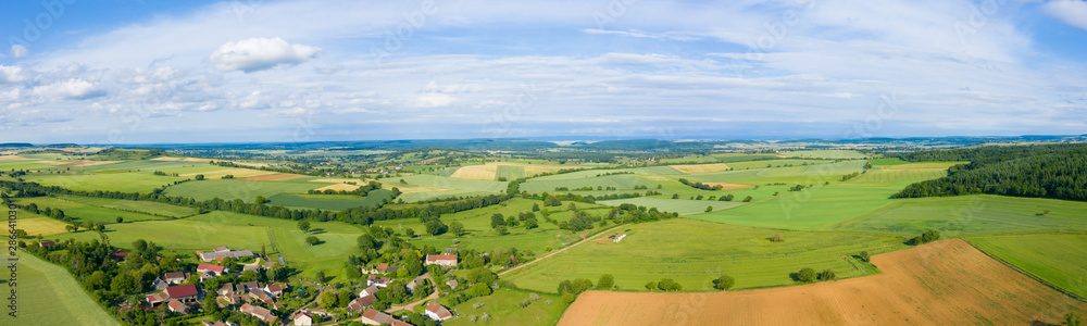 Panorama sur la campagne et un village français au milieu des champs