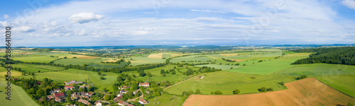 Panorama sur la campagne et un village français au milieu des champs photo
