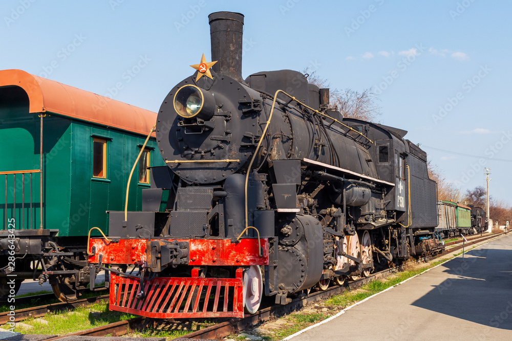 Fototapeta premium Stary pociąg retro vintage. Historyczny transport kolejowy.
