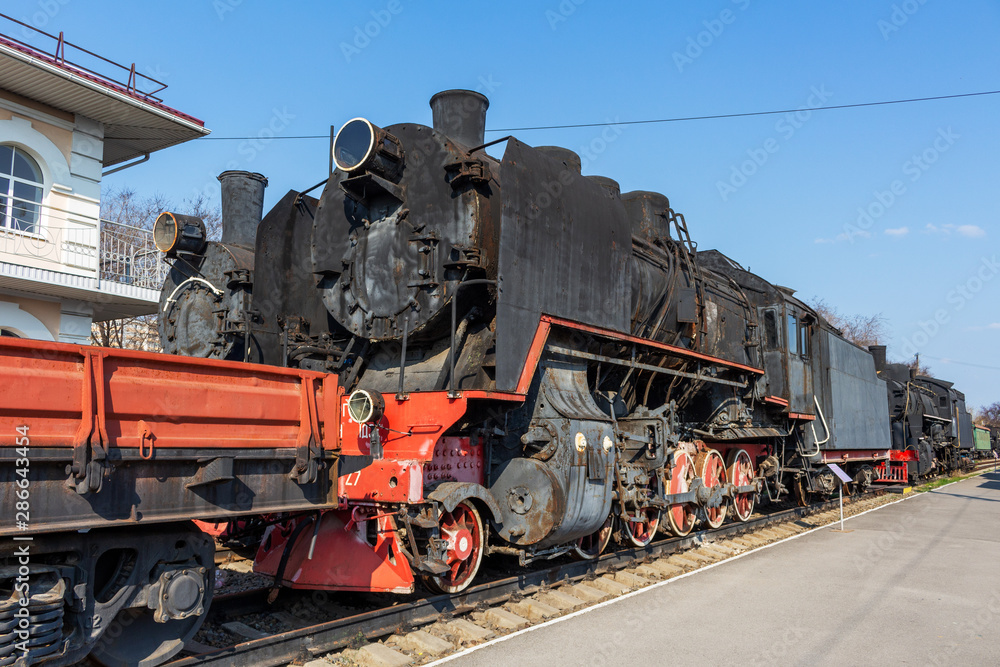 Fototapeta premium Stary pociąg retro vintage. Historyczny transport kolejowy.