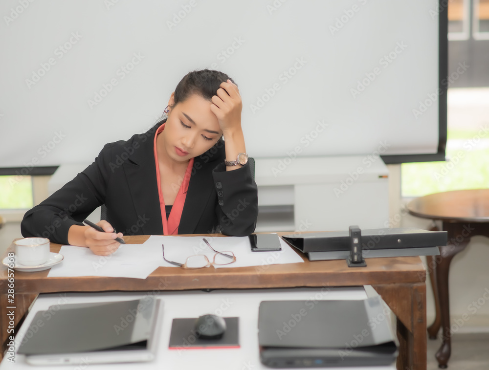 Female businessmen are thinking of planning a business in the office. Female businessmen are thinking of planning a business in the office.