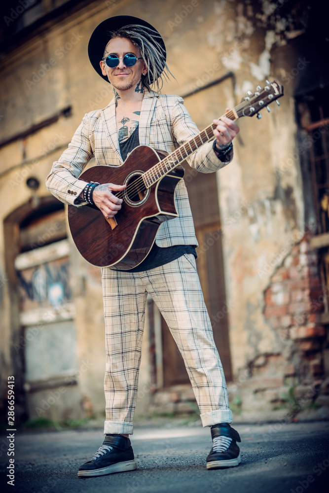 Obraz premium guitarist in street