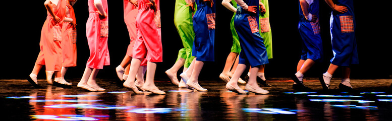 Acrylglasbilder Tanzschule Kinder auf der Theaterbühne  © julijacernjaka