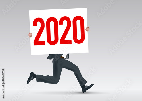 Pour présenter la stratégie de l’entreprise, un homme en costume cravate cours en portant une pancarte blanche sur laquelle est écrit l’année 2020