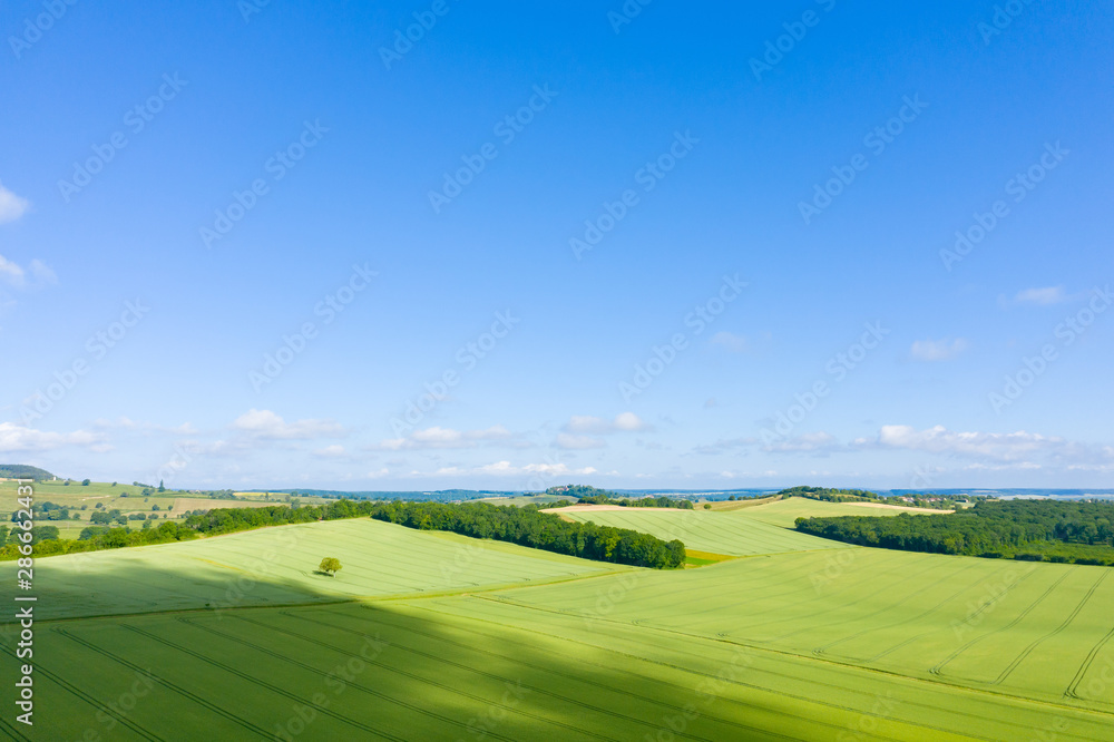Fototapeta premium La campagne française, des forêts, des champs et des routes