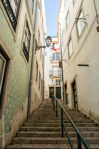 Fototapeta Naklejka Na Ścianę i Meble -  リスボン市街の古い石段