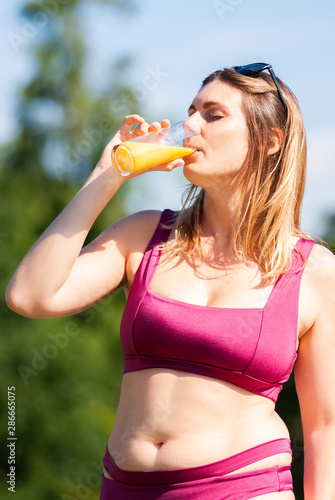 Jeune femme fran  aise dans le parc d un h  tel buvant un jus d orange
