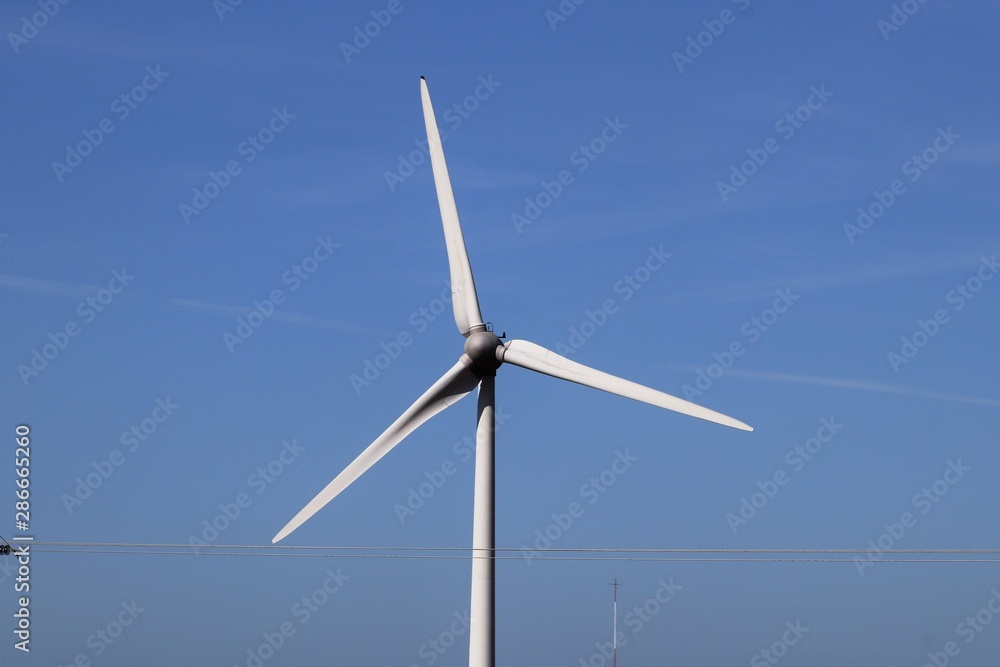 Eoliennes à 3 pales dans la commune de Saint Caradec - Côtes d'Armor - Bretagne - France Eoliennes à 3 pales dans la commune de Saint Caradec - Côtes d'Armor - Bretagne - France