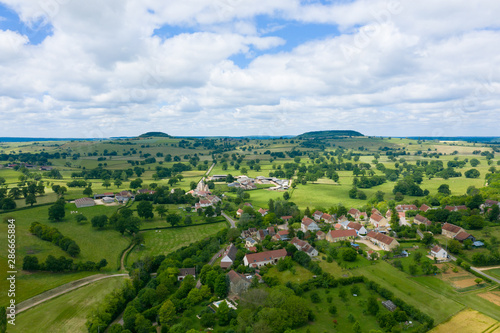 Le village de Cuncy-les-Varzy au milieu de la campagne