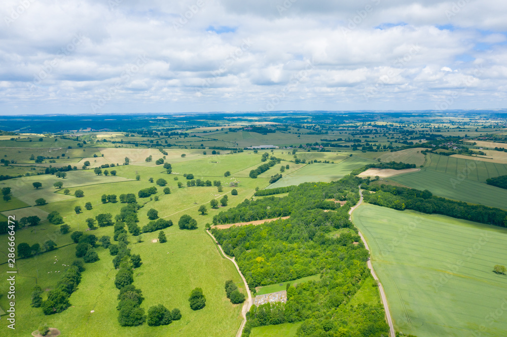 La campagne française, des forêts, des champs et des routes