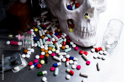 薬物濫用イメージ © Monet