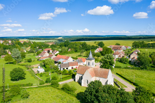 Le village de Cuncy-les-Varzy au milieu de la campagne et l'église Saint Martin à son entrée