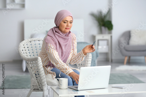 Beautiful mature Muslim wom...