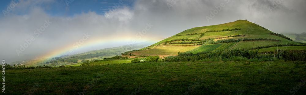 Landschaftspanorama mit Regenbogen auf Sao Miguel 
