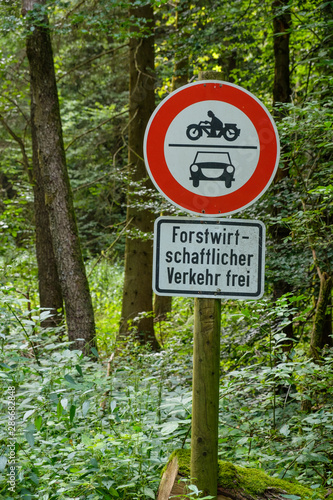 Schild im Wald: Forstwirtschaftlicher Verkehr frei (Hochformat)