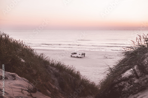 Fototapeta Naklejka Na Ścianę i Meble -  Campen am Strand mit Wohnmobil