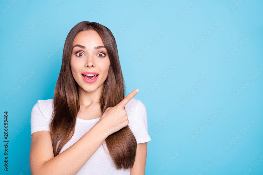 Close up photo of impressed lady showing recommendation scream unbelievable wearing white t-shirt isolated over blue background - obrazy, fototapety, plakaty 