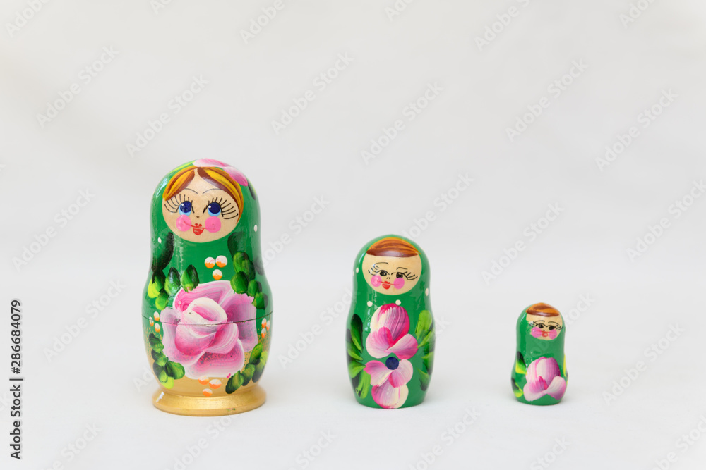 Trois poupées russes sur fond blanc