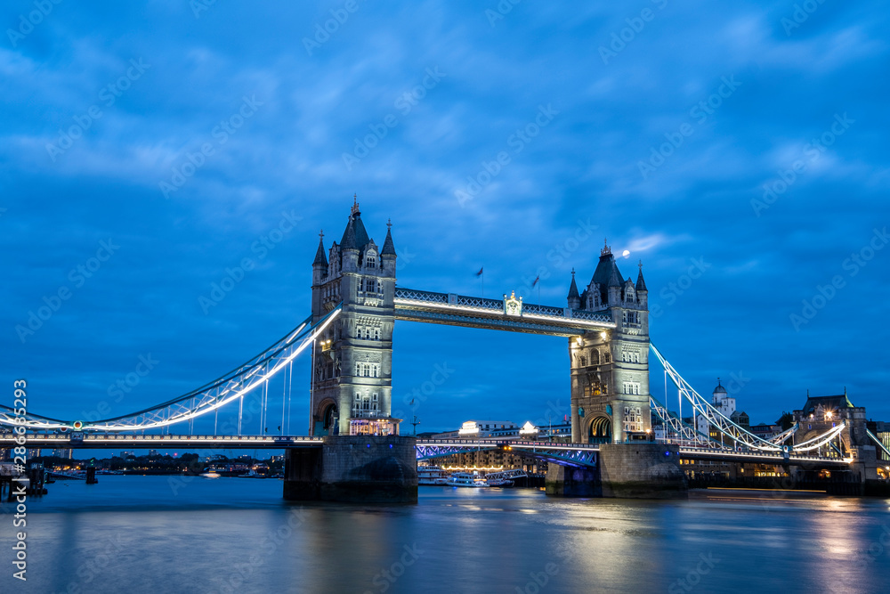 Fototapeta premium tower bridge in London at blue hour