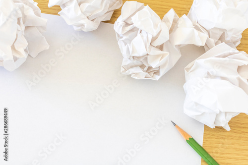 白紙の紙と丸めた紙 photo