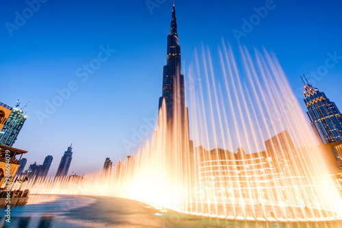 Fountains in Dubai mall overlooking Dubai cityscape and buildings Fototapet