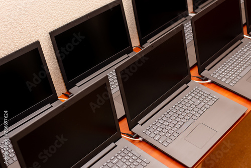Εκτύπωση καμβά many laptops are on the table