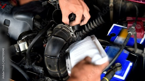 replace the new air filter of the car