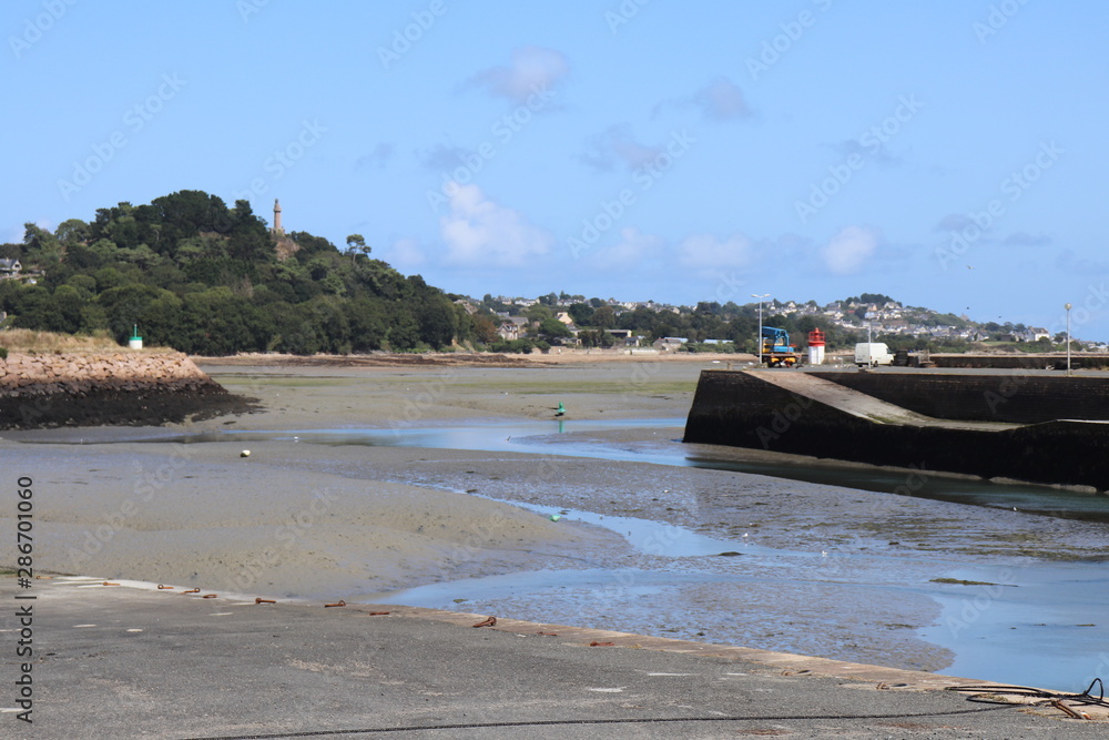 Port de plaisance dans la ville de Paimpol - Département des Côtes d'Armor - Bretagne - France Port de plaisance dans la ville de Paimpol - Département des Côtes d'Armor - Bretagne - France