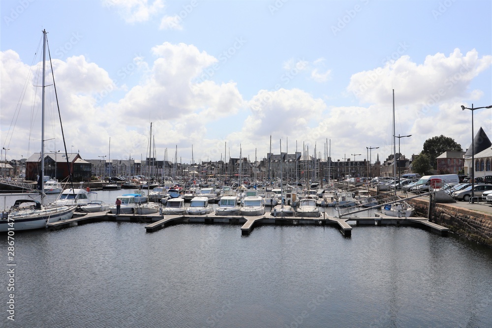 Port de plaisance dans la ville de Paimpol - Département des Côtes d'Armor - Bretagne - France