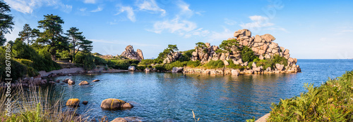 Φωτογραφία Panoramic view of the Pors Rolland creek on the Pink Granite Coast in northern Brittany, France, an idyllic rocky beach in the pink granite blockfield of Ploumanac'h