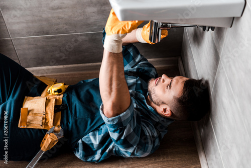 Valokuva selective focus of repairman fixing water damage in bathroom