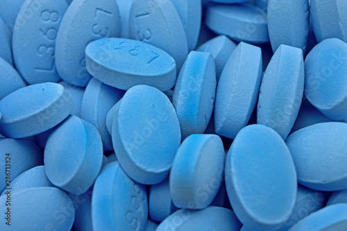 generic blue naproxen sodium pills on a white backgroundndr
