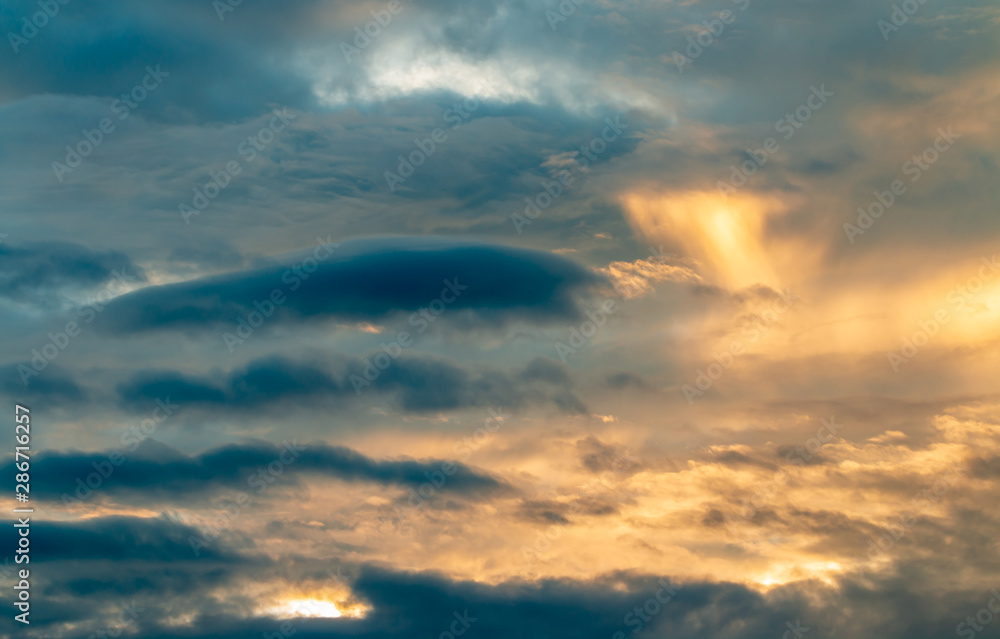 Obraz premium Abstract background, dramatic sky in evening.