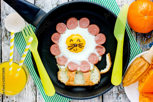 Obraz na płótnie Fun idea for kids breakfast - fried egg with sausage and toast shaped cute lion