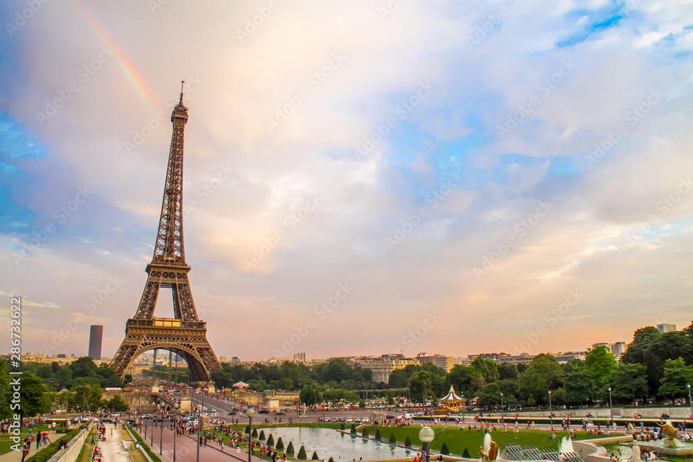 Obraz premium Rainbow over Eiffel tower, Paris Best Destinations in Europe