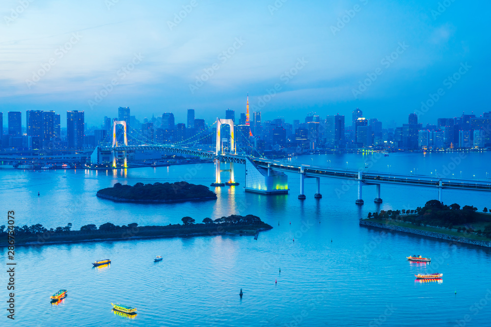 Fototapeta premium Tokyo Tower skyline and Rainbow Bridge with cityscape at Odaiba Japan