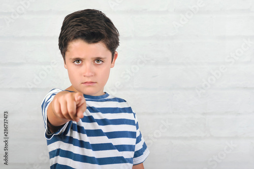 Canvas Print angry child pointing front
